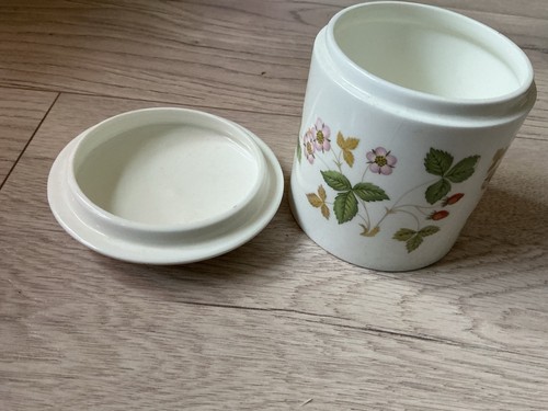 Wedgwood bud vase - bud, wild