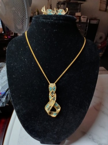 Vintage gold tone pendant - vintage,