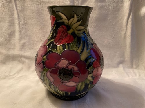 Stunning bulbous vase by - stunning,