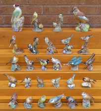 ROYAL WORCESTER - SELECTION OF FINE BONE CHINA BIRD FIGURINES.