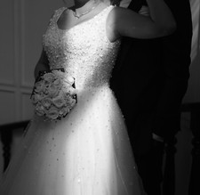 Marvelous bridal dress size 10 with free veil and block heels