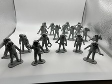 Vintage 1970s moon landing toy astronaut figures x 40, 8 different designs