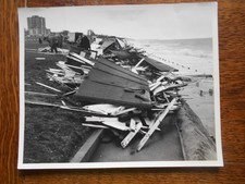 VINTAGE PHOTO - 1978 STORM DAMAGE OF BEACH HUTS - FRINTON ON SEA -