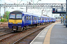 class 320 no 320304   in new scotrail at glasgow central