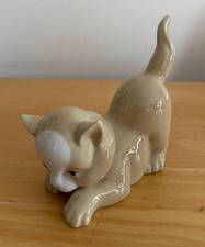Porcelain figurine Crouching Cat Lladro style MIQUEL REQUENA Spain