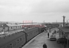 PHOTO  DMU 2 X 3 CAR SUBURBAN