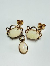 Elegant vintage 9ct gold opal