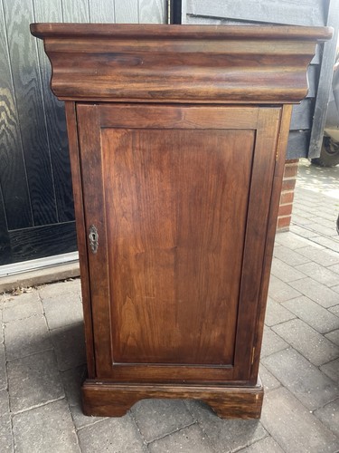 Cabinet with wood door - fi,