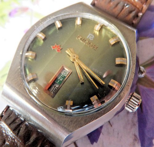 Reflective moss green dial - reflective,