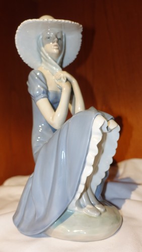 Nao lladro pensive girl - /,