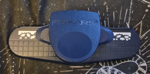 Fiskars paper punch holly leaf - paper,