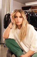 Ashley Benson Sitting Chair