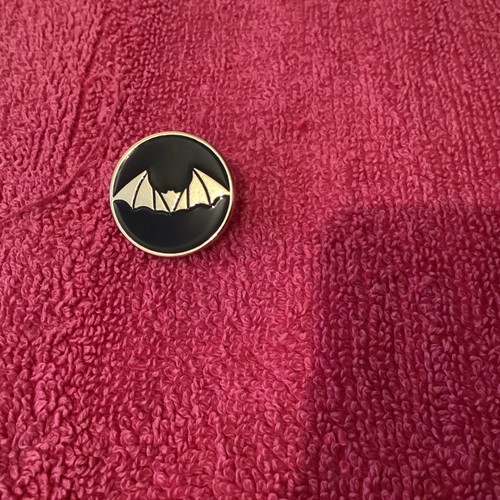 Batman logo pin badge new - logo,