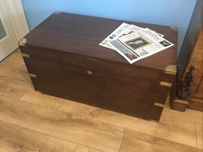 A FINE QUALITY ANTIQUE CAMPHORWOOD ,BRASS BOUND CAMPAIGN CHEST.