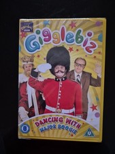 GIGGLEBIZ DANCING WITH MAJOR