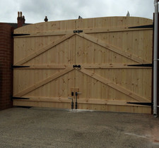 WOODEN DRIVEWAY GATES! 5FT 6"