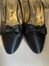 Ladies Navy Sling Back Shoe’s’ Size 7 1/2, Good Condition.
