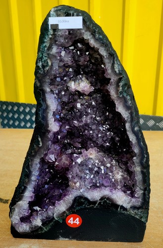Stunning amethyst geode cave - stunning,
