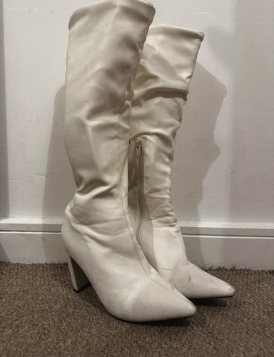 Public desire white - white, knee