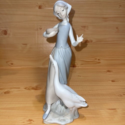 Lladro 1052 girl feeding - lladro,