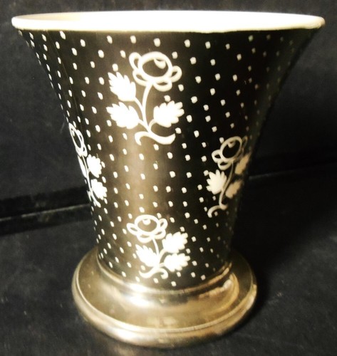 Wedgwood vase platinum - a,
