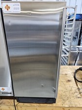UNDERCOUNTER ICE MACHINE