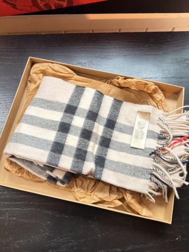 Burberry 100 cashmere - 100%,
