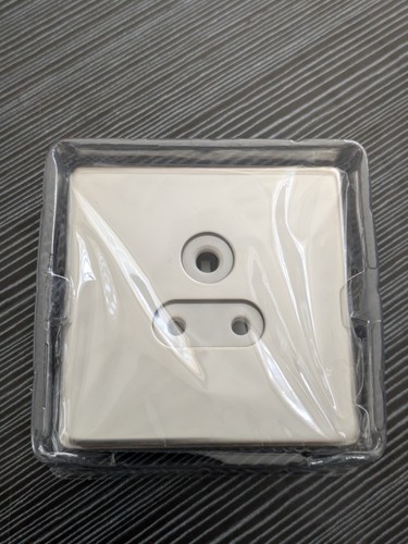 Round pin socket outlet - socket, 5amp