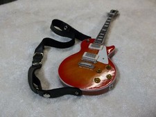 MINIATURE ADJUSTIBLE GUITAR