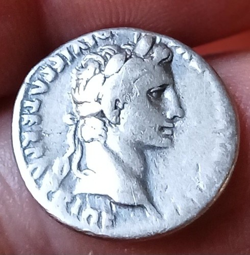 Octavian denarius rev caius - rev,