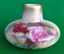 ROYAL WORCESTER SQUAT VASE - HADLEY ROSES - DATED 1915.