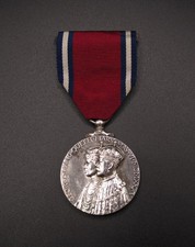 GEORGE V 1935 JUBILEE FULL SIZED MEDAL ON RIBBON - CASED