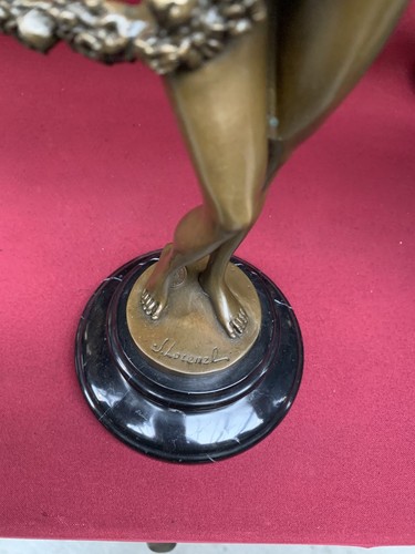 Bronze statue woman - statue,