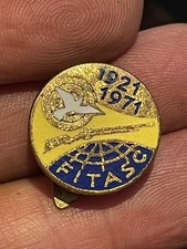 FITASC CLAY PIGEON SHOOTING ENAMEL BADGE BERTONI MILANO nice condition / hunting