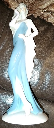 Elegant lady figurine art - lady/,