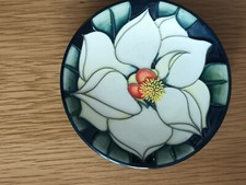 MOORCROFT 11.5cm Dia PIN DISH IN THE LILY DESIGN 2001 SIGNED ON THE BASE 