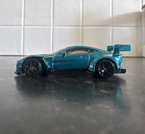 Hot wheels aston - aston, martin
