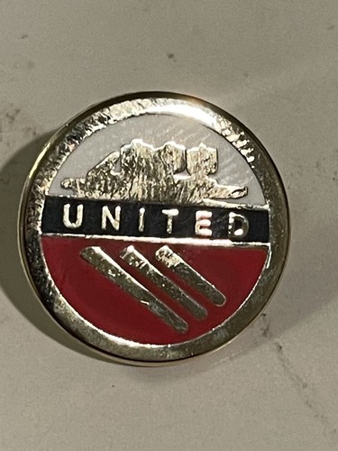 Tiny man utd pin - tiny, badge