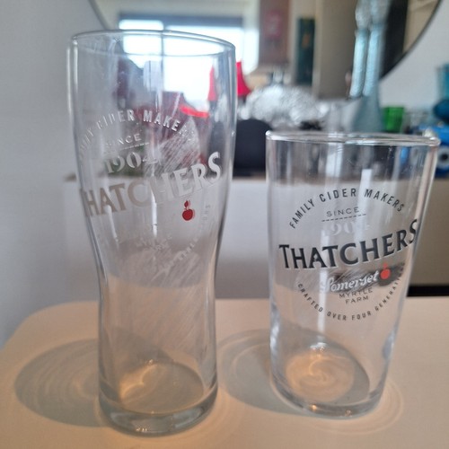 Pair different thatchers - of,