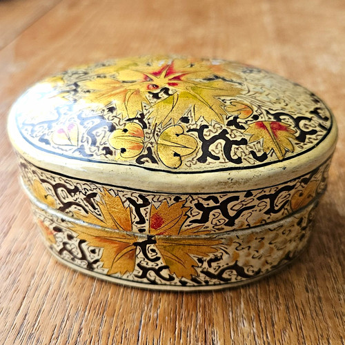 Vintage small oval floral - small,