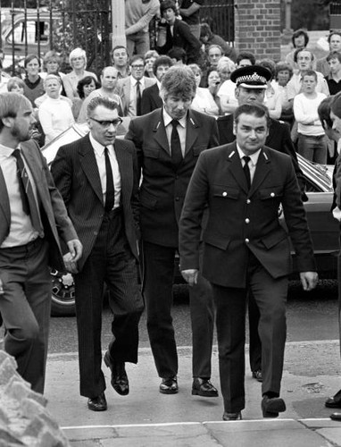 Kray twin ronnie - ronnie, arriving