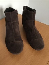 CLARKS Brown Suede Zip-Up Ankle Boots - size 6 (UK)