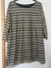 Gold/beige and black zigzag