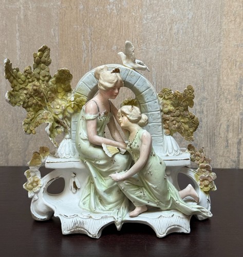 Bisque porcelain figural - bisque, spill