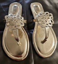CUSHION WALK BY AVON SZ 9 MEDALLION THONG SANDAL GOLD
