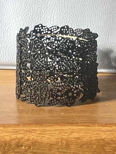 Black bracelet cuff plastic - black, in