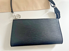 LOUIS VUITTON Pochette