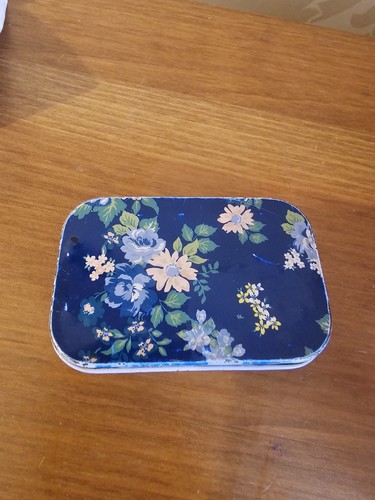 Kawaii small blue floral tin - blue,