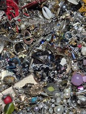 JOB LOT UNSORTED ODDS AND PAIRS VINTAGE MODERN COSTUME JEWELLERY EARRINGS 1.5kg