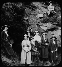 ANTIQUE Magic Lantern Slide LADIES NEXT TO CLIFF C1920 PHOTO ENGLAND 